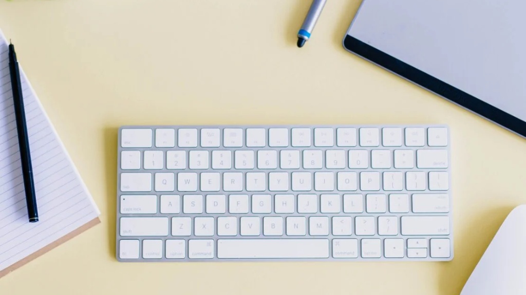 Biała klawiatura na żółtym stole