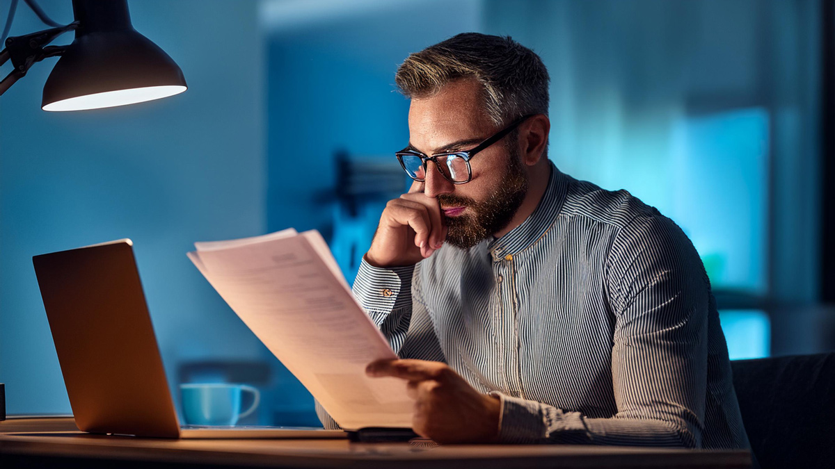 Pracodawca czytający czym jest umowa B2B