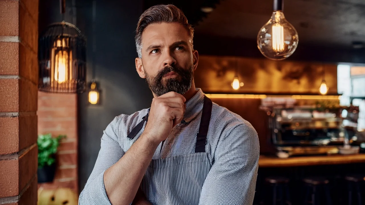 Mężczyzna myślący jakie stawki VAT obowiązują w gastronomii